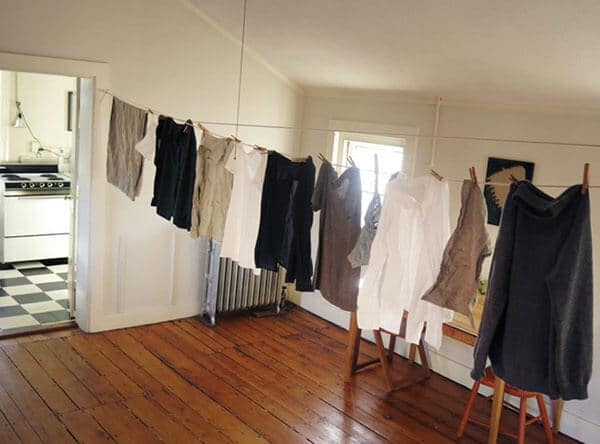 Tác hại nguy hiểm của việc phơi quần áo trong nhà